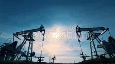 许多石油井架在工作。 化石燃料能源，油泵，抽油机工作。